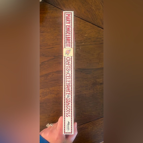 Mary Engelbreit Crafts to Celebrate the Season book - Picture 2 of 11